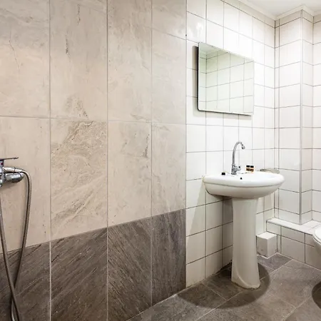 στούντιο στη στοά βαρβουτσή#6 *